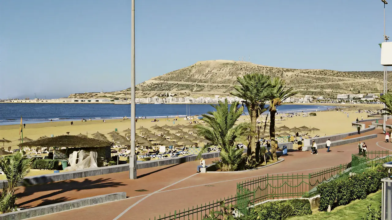 Plaża z leżakami i parasolami w Agadir Beach Club