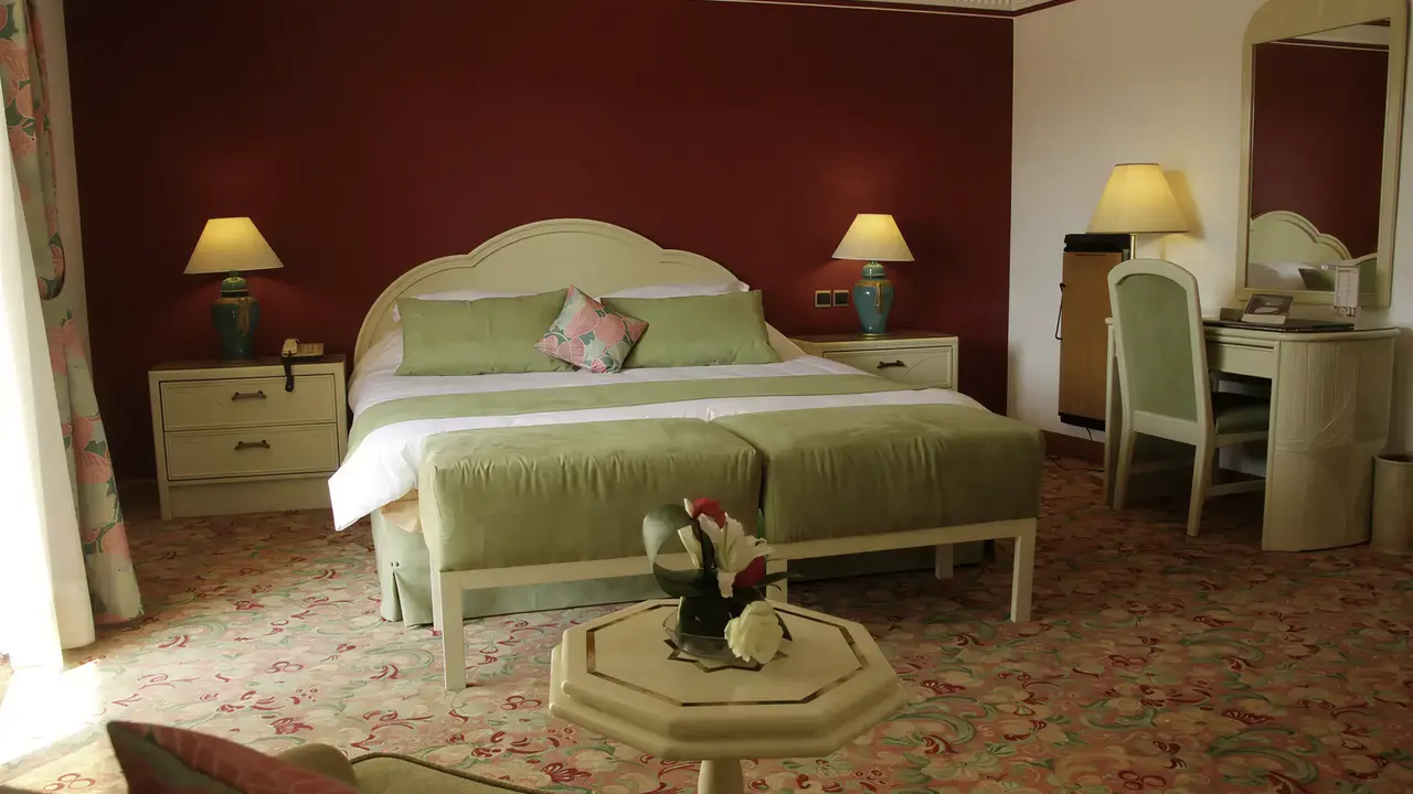 Sypialnia z dużym łóżkiem w Agadir Beach Club