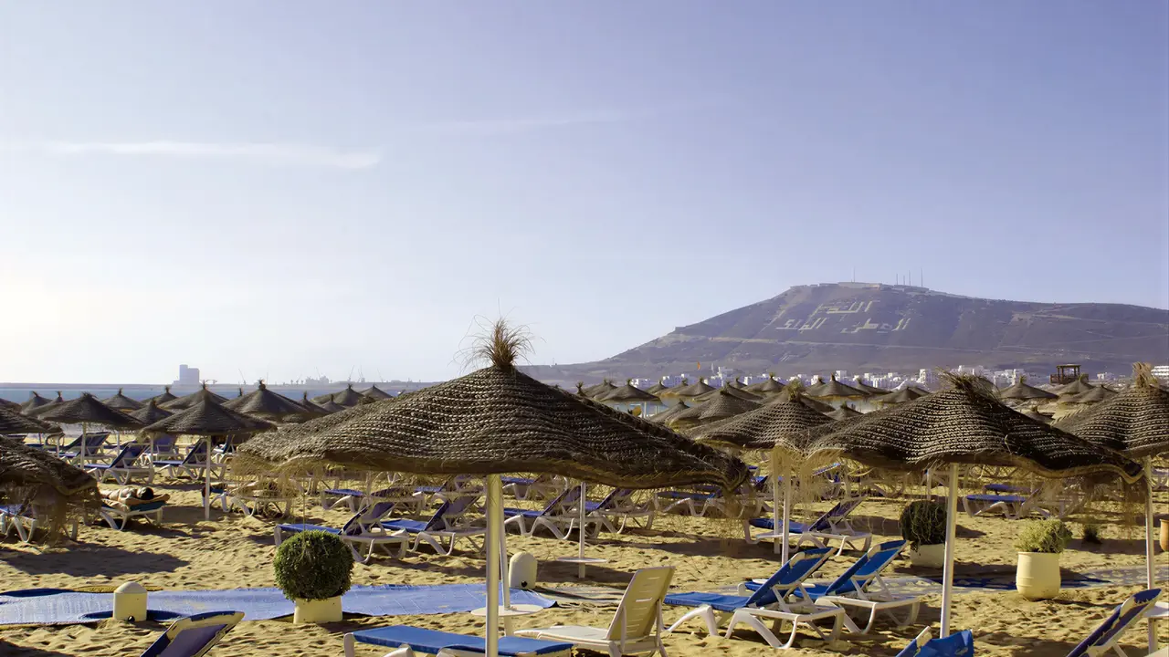 Leżaki i parasole na plaży w Agadir Beach Club