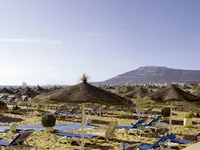 Leżaki i parasole na plaży w Agadir Beach Club