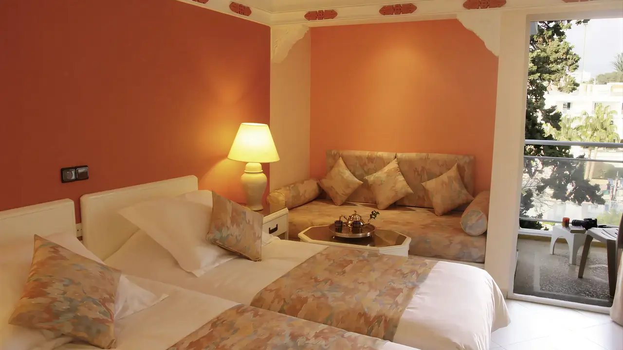 Wnętrze sypialni z łóżkami w Agadir Beach Club