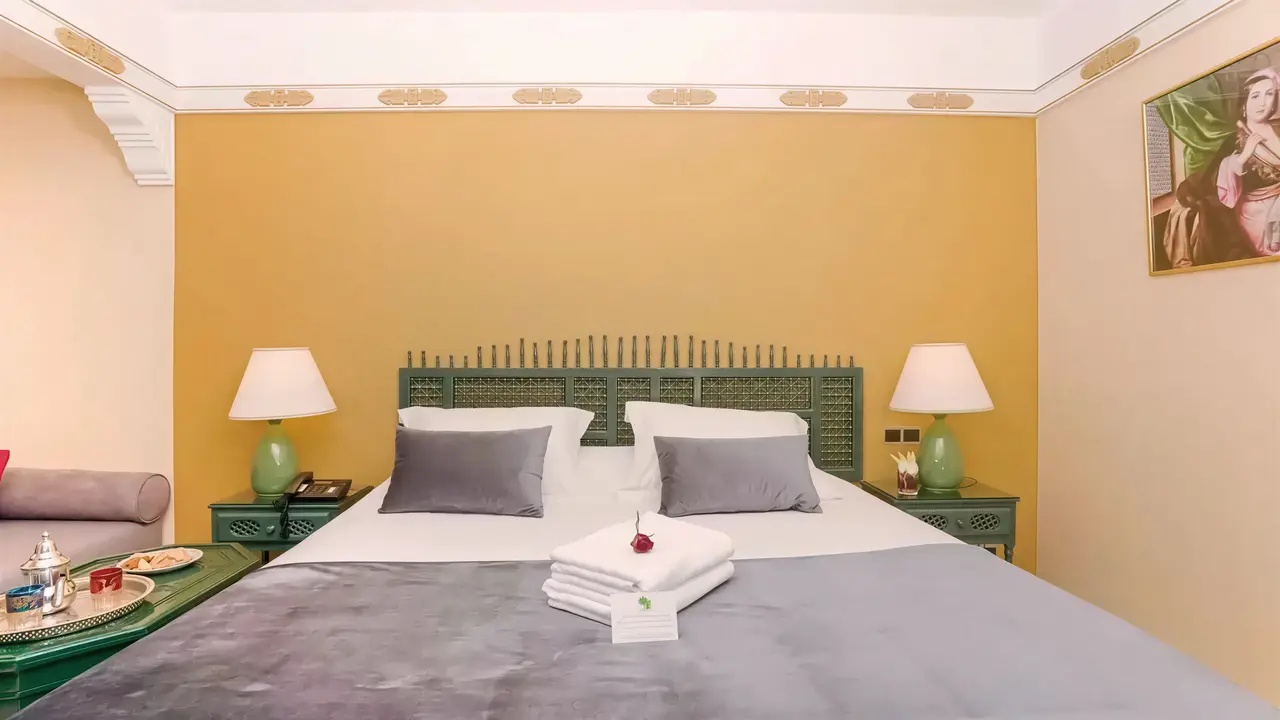 Sypialnia z dużym łóżkiem w Agadir Beach Club