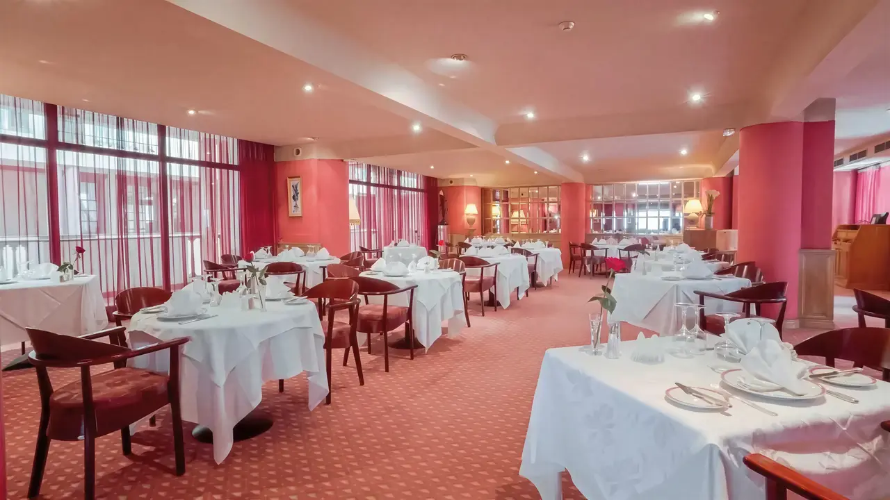 Elegancka restauracja w Agadir Beach Club z nakrytymi stołami