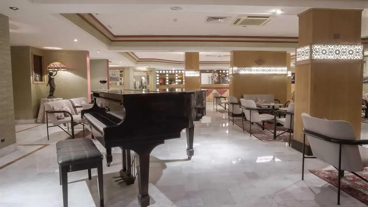 Wnętrze lobby z fortepianem w Agadir Beach Club