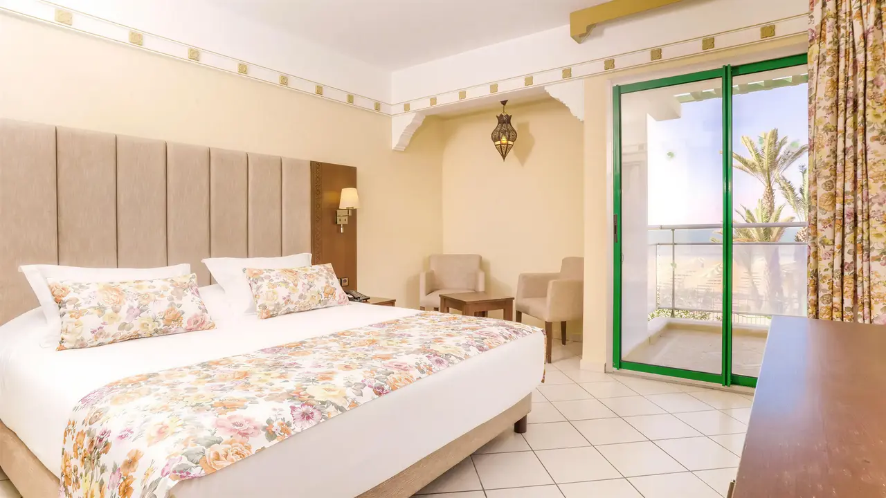Sypialnia z dużym łóżkiem w Agadir Beach Club