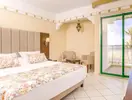 Sypialnia z dużym łóżkiem w Agadir Beach Club