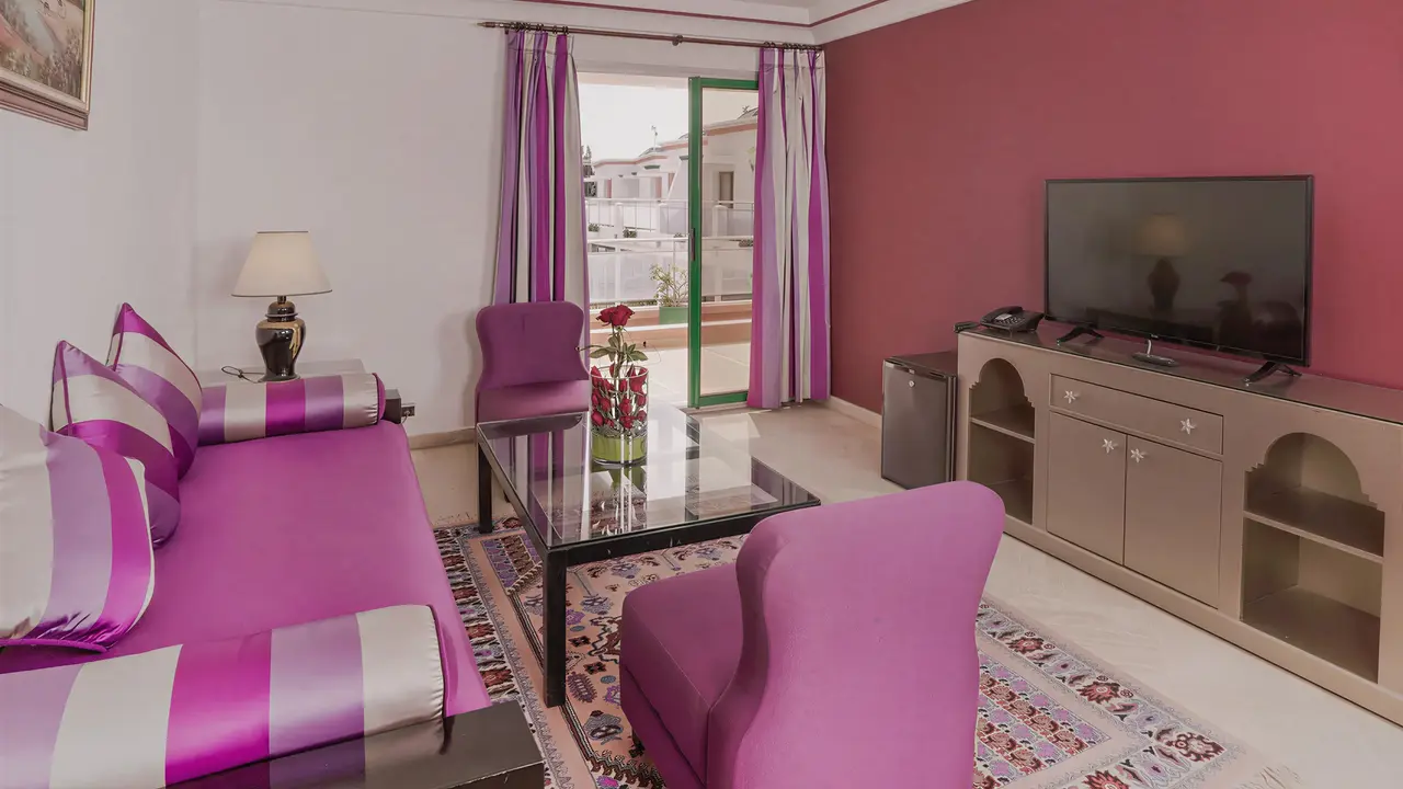 Wnętrze pokoju z fioletowymi meblami w Agadir Beach Club