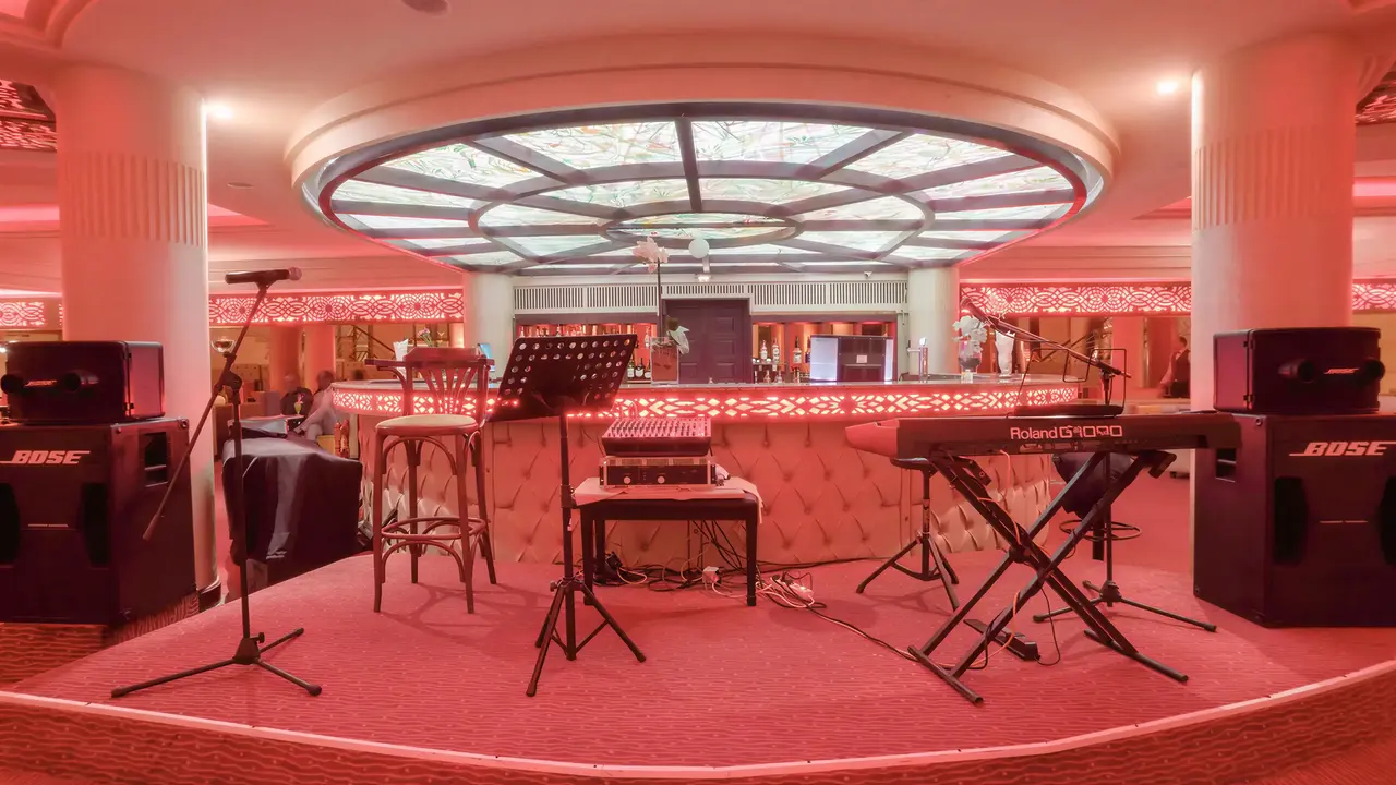 Scena muzyczna z instrumentami w Agadir Beach Club