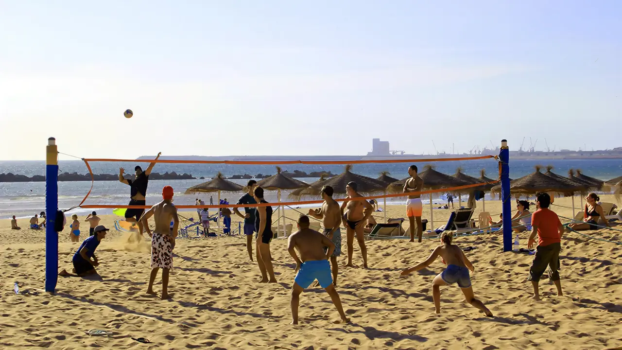 Gra w siatkówkę plażową w Agadir Beach Club