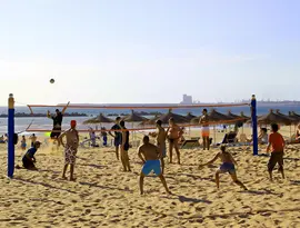 Gra w siatkówkę plażową w Agadir Beach Club