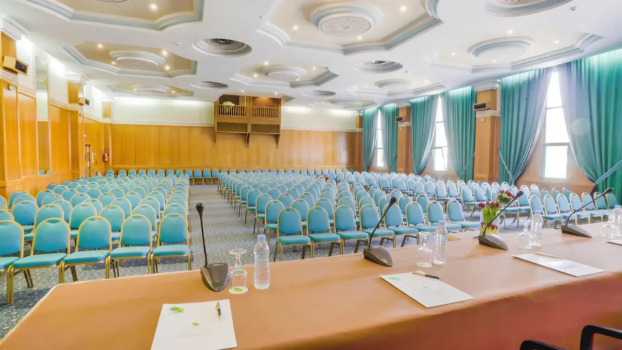 Sala konferencyjna w Agadir Beach Club z niebieskimi krzesłami