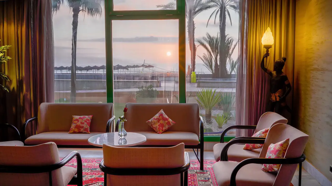 Salon z widokiem na plażę w Agadir Beach Club