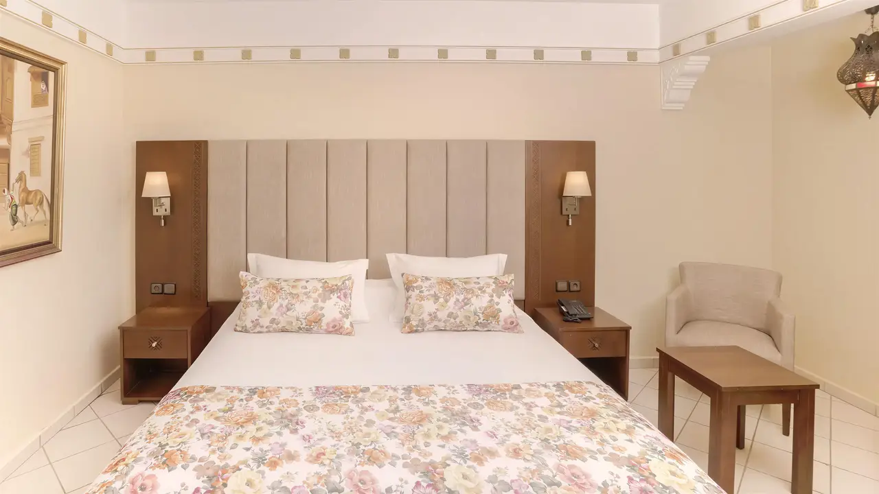 Sypialnia z dużym łóżkiem w Agadir Beach Club