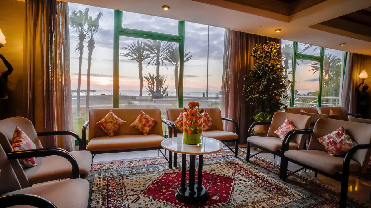 Wnętrze eleganckiego lobby w Agadir Beach Club z widokiem