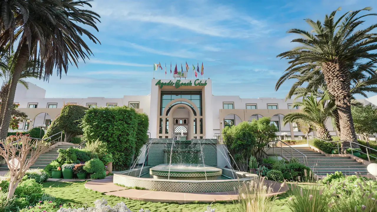 Elewacja i wejście do Agadir Beach Club z fontanną