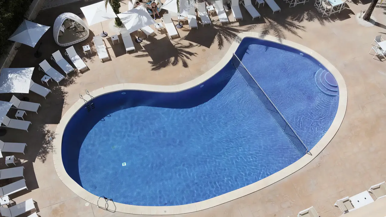 Basen z leżakami w hotelu Agua Azul