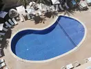 Basen z leżakami w hotelu Agua Azul
