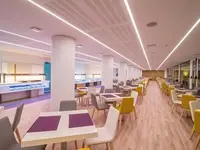 Restauracja z nowoczesnymi stolikami w Agua Azul