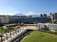Nowoczesna architektura budynku Agua Azul oraz otoczenie