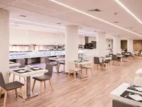 Nowoczesna restauracja w Agua Azul z białymi stolikami