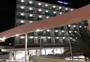 Nocna fasada budynku Agua Azul