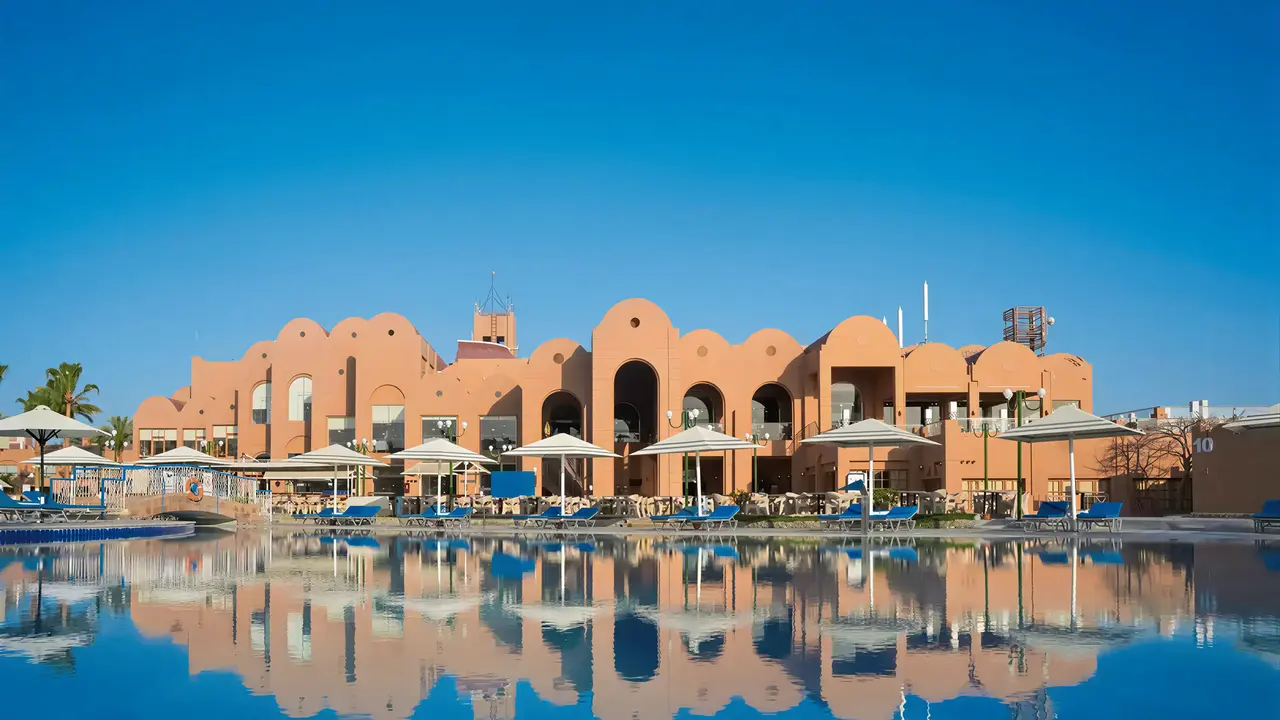 Widok na budynek Akassia Swiss Resort i basen