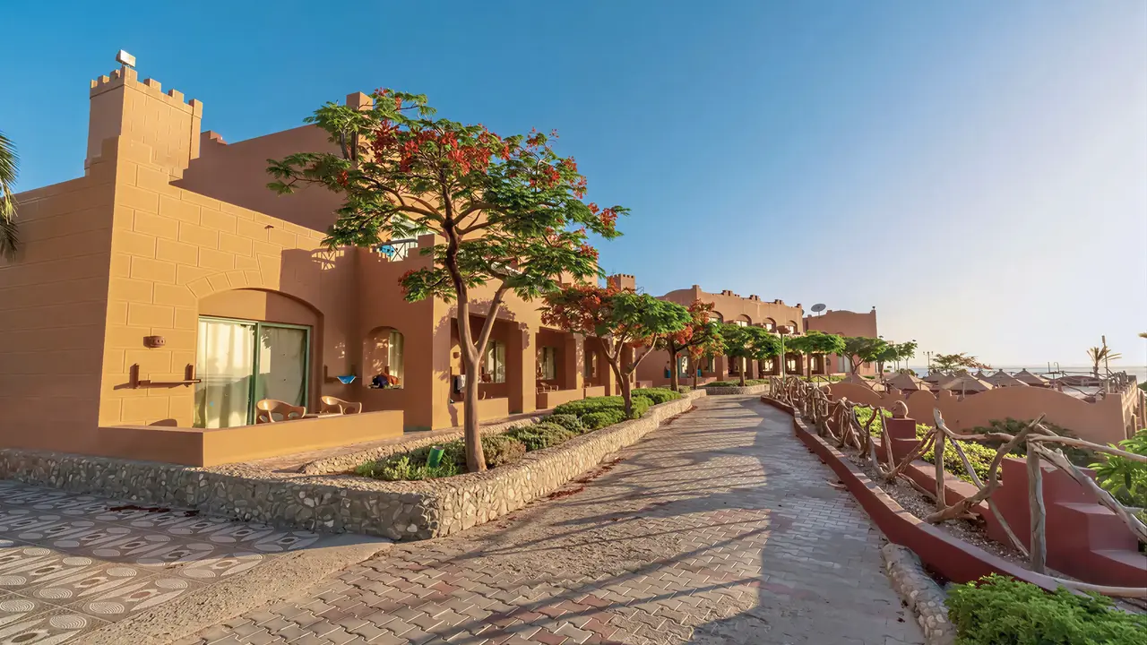 Budynki i ścieżka w hotelu Akassia Swiss Resort