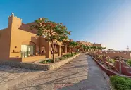Budynki i ścieżka w hotelu Akassia Swiss Resort
