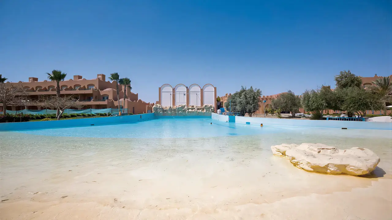 Basen z płytką wodą w Akassia Swiss Resort