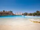 Basen z płytką wodą w Akassia Swiss Resort