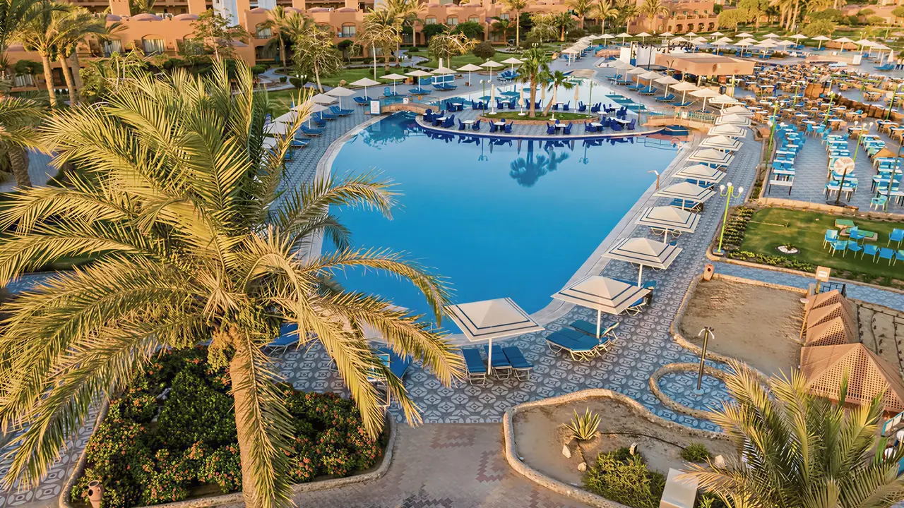 Widok na kompleks hotelowy Akassia Swiss Resort z basenami