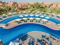 Widok na kompleks i baseny Akassia Swiss Resort