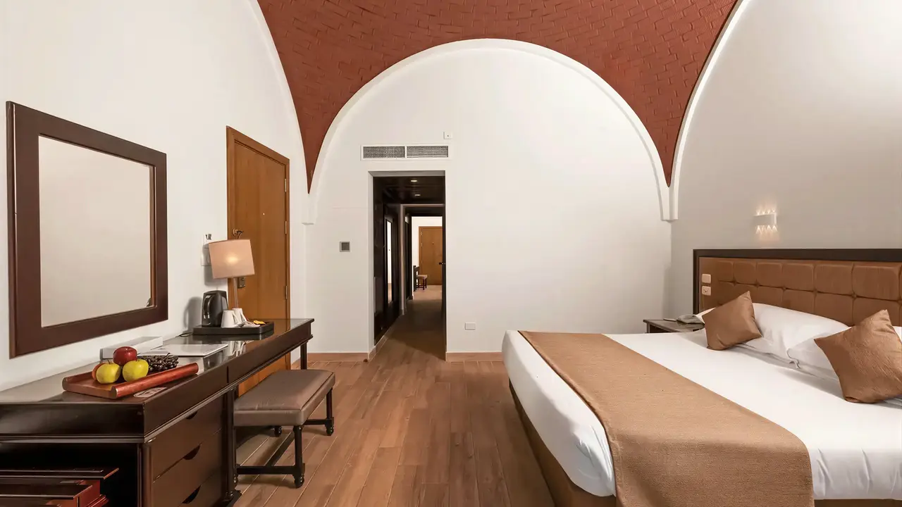 Przytulny pokój z łóżkiem w Akassia Swiss Resort