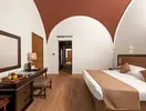 Przytulny pokój z łóżkiem w Akassia Swiss Resort