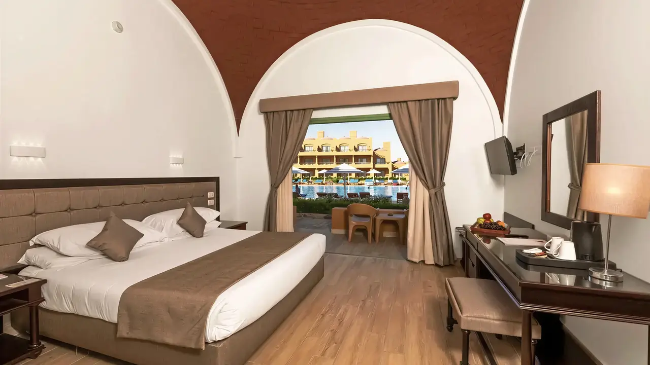 Sypialnia w Akassia Swiss Resort z widokiem na zewnątrz