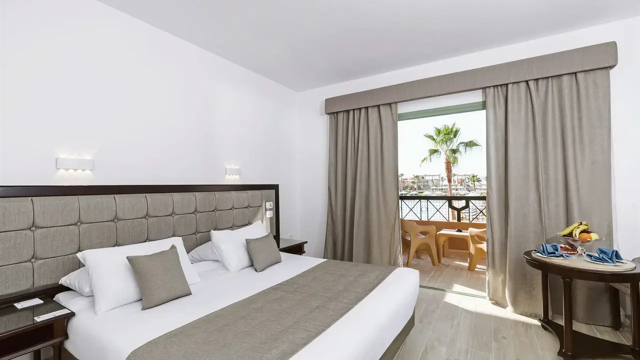 Sypialnia z widokiem na balkon w Akassia Swiss Resort