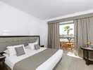 Sypialnia z widokiem na balkon w Akassia Swiss Resort