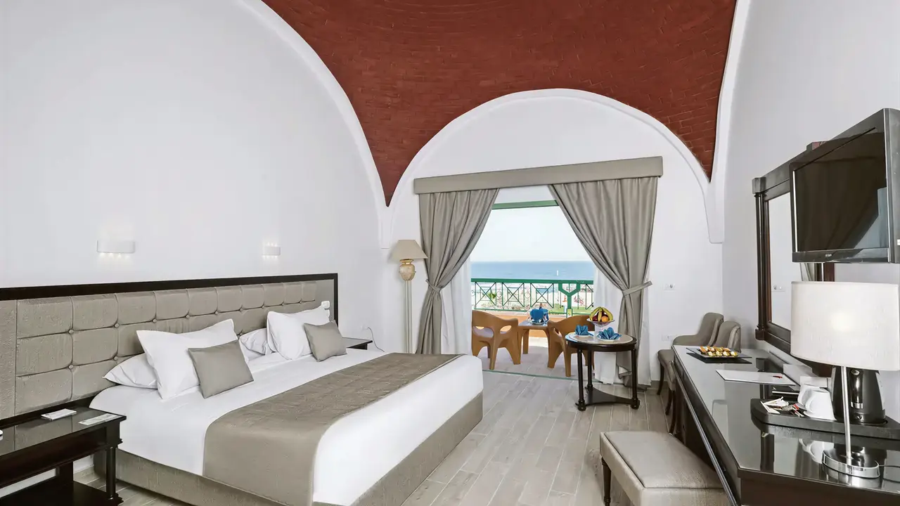 Sypialnia z widokiem na morze w Akassia Swiss Resort
