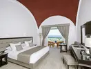 Sypialnia z widokiem na morze w Akassia Swiss Resort