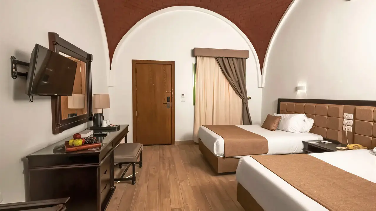 Wnętrze pokoju z łóżkami w Akassia Swiss Resort