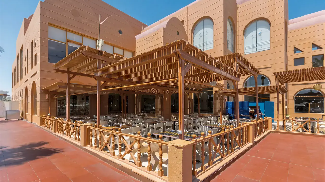 Taras restauracyjny w Akassia Swiss Resort z drewnianą pergolą