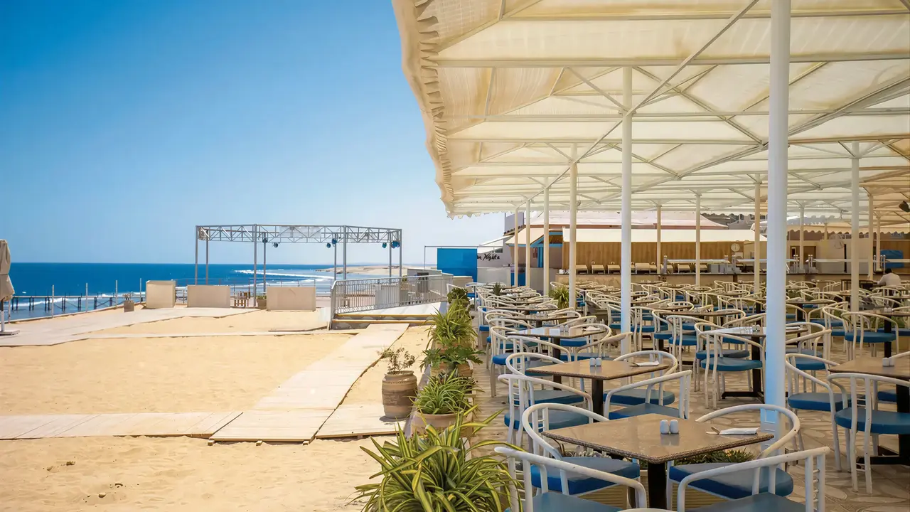 Taras z restauracją przy plaży w Akassia Swiss Resort