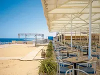 Taras z restauracją przy plaży w Akassia Swiss Resort