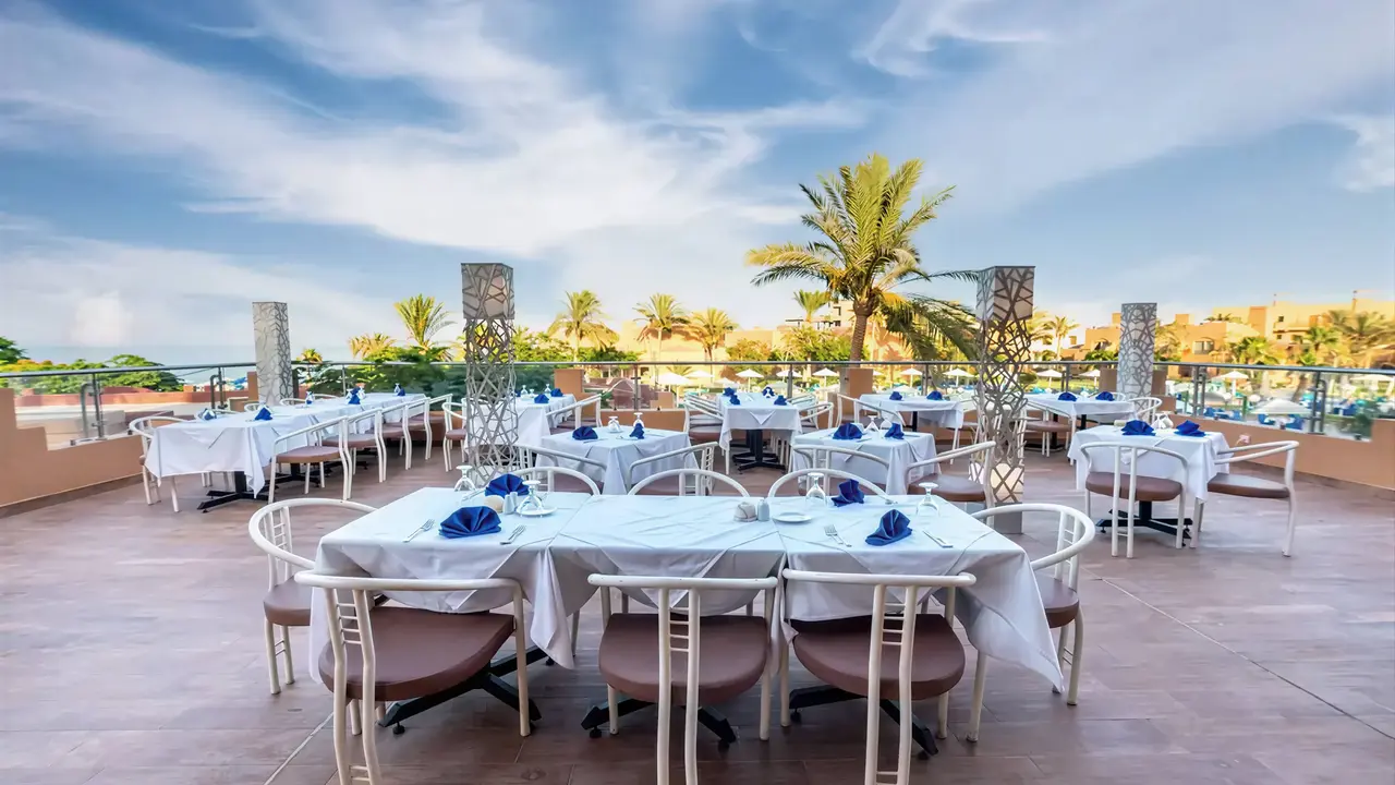 Stolik restauracyjny na tarasie w Akassia Swiss Resort