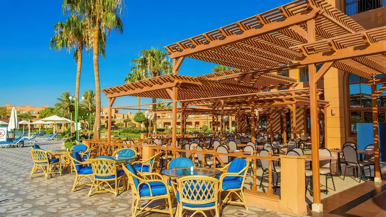 Taras restauracyjny z meblami w Akassia Swiss Resort
