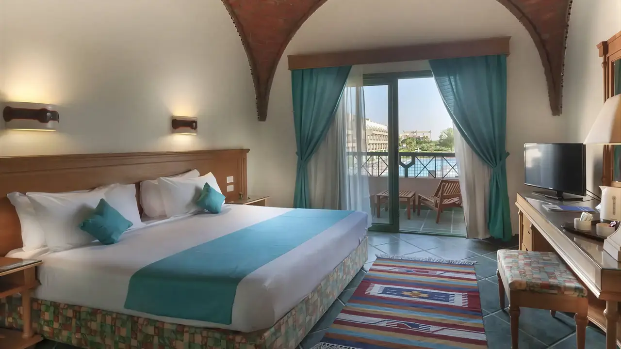 Sypialnia z dużym łóżkiem w Akassia Swiss Resort