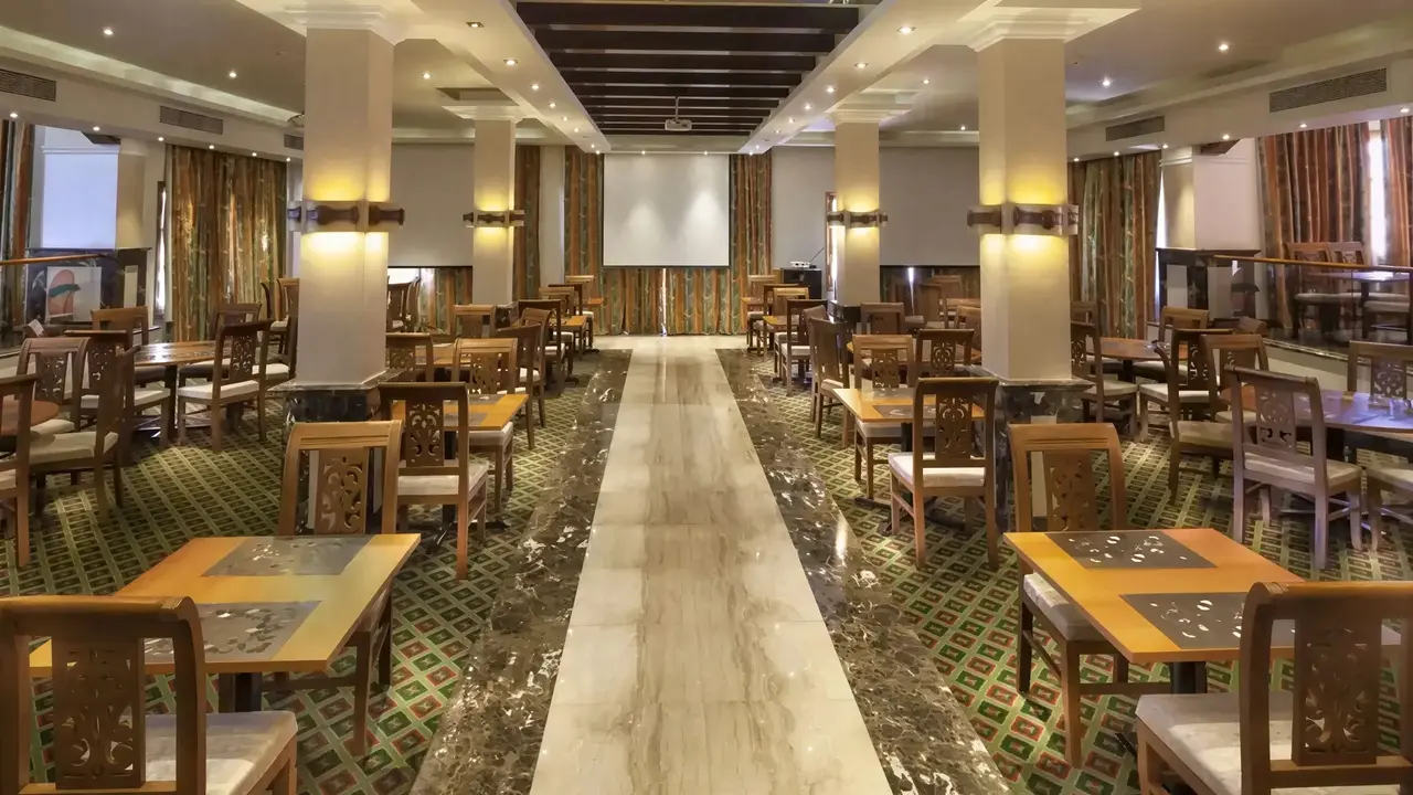 Restauracja w Akassia Swiss Resort z ustawionymi stołami