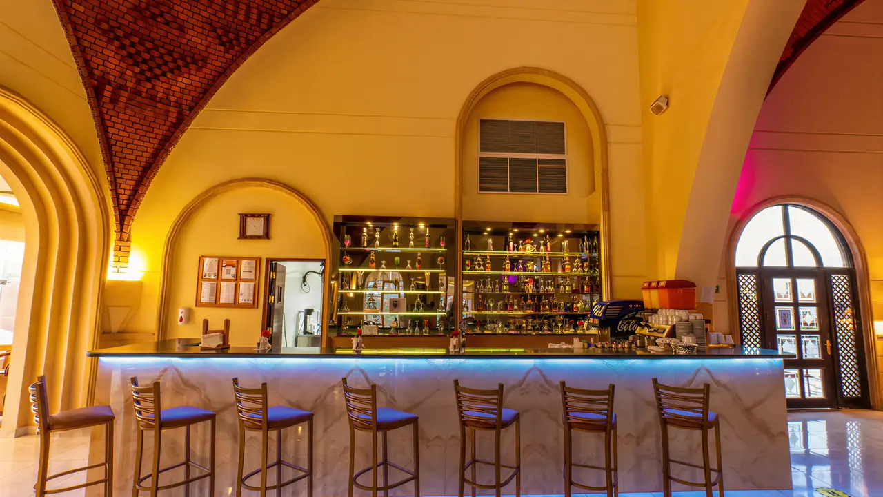 Elegancki bar z wysokimi hokerami w Akassia Swiss Resort