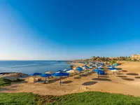Plaża z niebieskimi parasolami w Akassia Swiss Resort