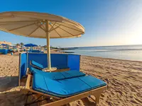 Leżaki i parasol na plaży w Akassia Swiss Resort